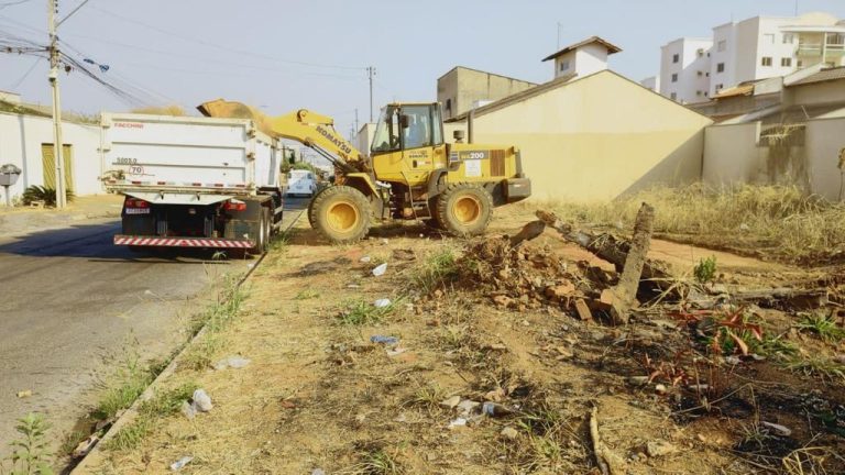 Prefeitura revitaliza 16 praças e retira 25 toneladas de lixo de córregos, em Goiânia