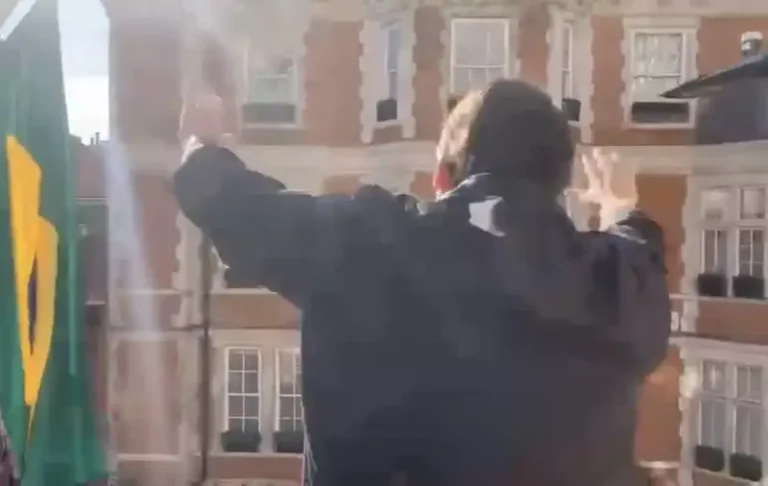 Em Londres, para velório da rainha, presidente é aplaudido por apoiadores