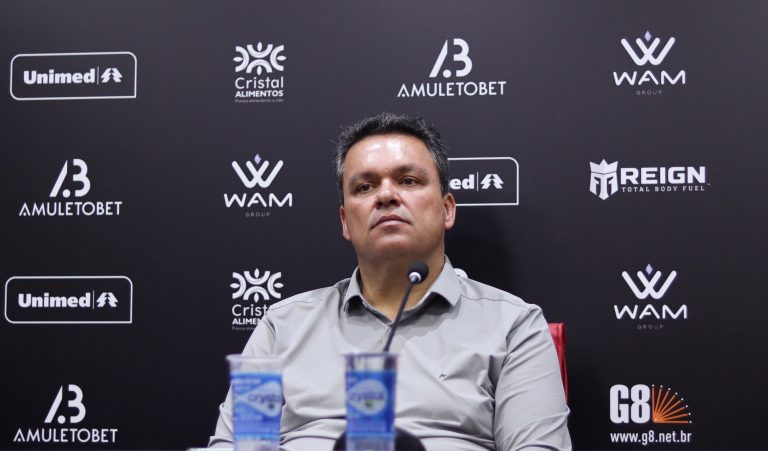 Adson rebate críticas de torcida, cobra mais empenho do elenco e já teme rebaixamento