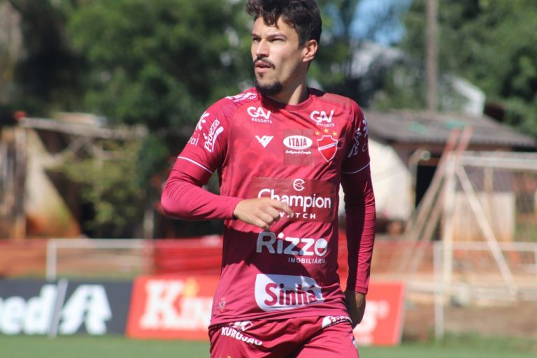 Meia tem lesão no joelho detectada e desfalca o Vila Nova contra o Brusque