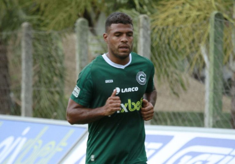 Volante do Goiás defende foco na permanência, mas não descarta sonho com competição internacional