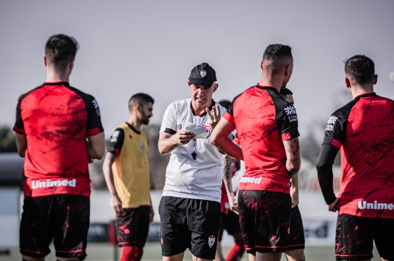 Escalação do Atlético-GO: Eduardo Baptista deve realizar três mudanças para encarar o Corinthians