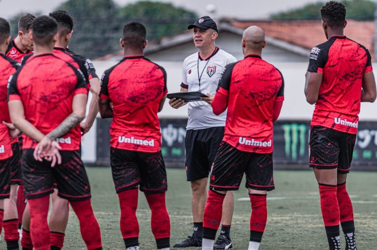 Com mudanças, Eduardo Baptista posiciona possível Dragão que irá encarar o Corinthians