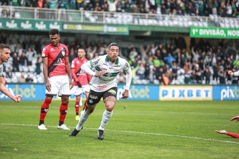 No Couto Pereira, Atlético-GO é derrotado pelo Coritiba e agoniza ainda mais no Z-4