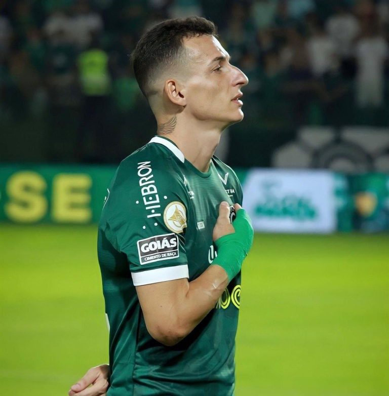 Goiás renova contrato com zagueiro até o final de 2024