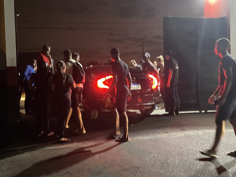 Torcida do Atlético-GO manifesta em treinamento e cobra empenho dos atletas