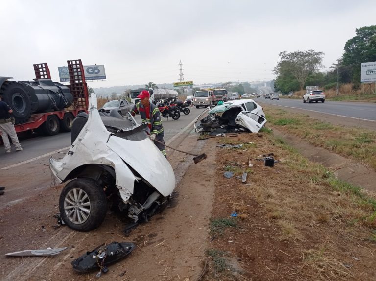 Grave acidente deixa carro partido ao meio na BR-153, em Goiânia