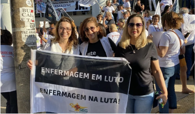 Enfermeiros voltam a protestar contra suspensão do piso salarial
