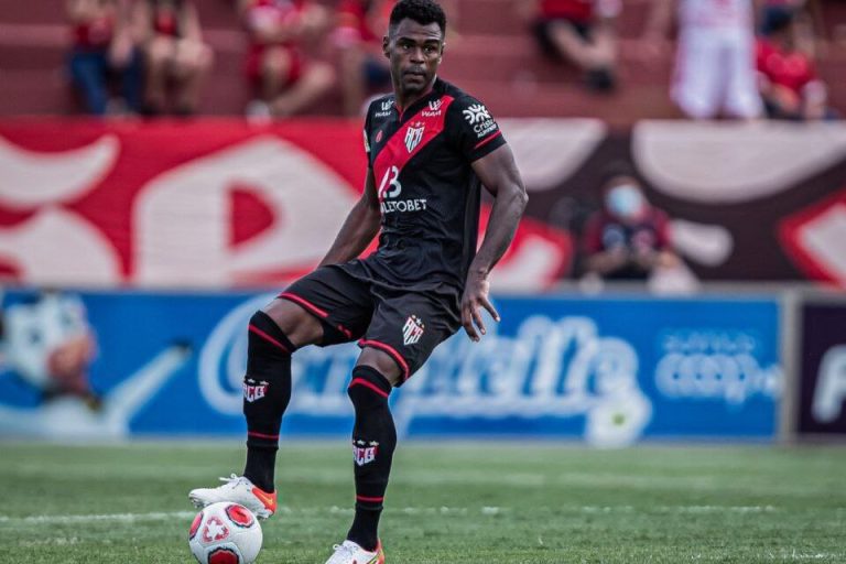 Zagueiro campeão da Sul-Americana quer disputar outro título, agora pelo Atlético-GO