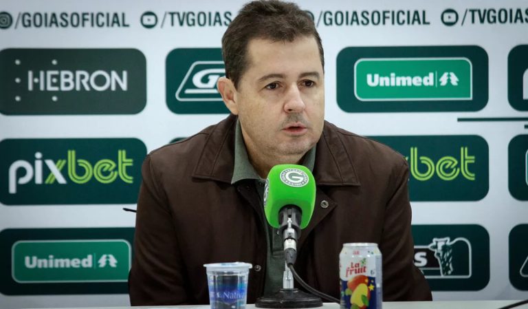 Presidente do Goiás volta a reclamar de arbitragem e admite cansaço