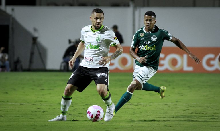 Em jogo de quatro gols, Goiás empata com o América-MG em casa