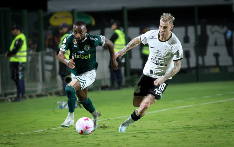 Em jogo disputado, Goiás empata sem gols com o Corinthians na Serrinha