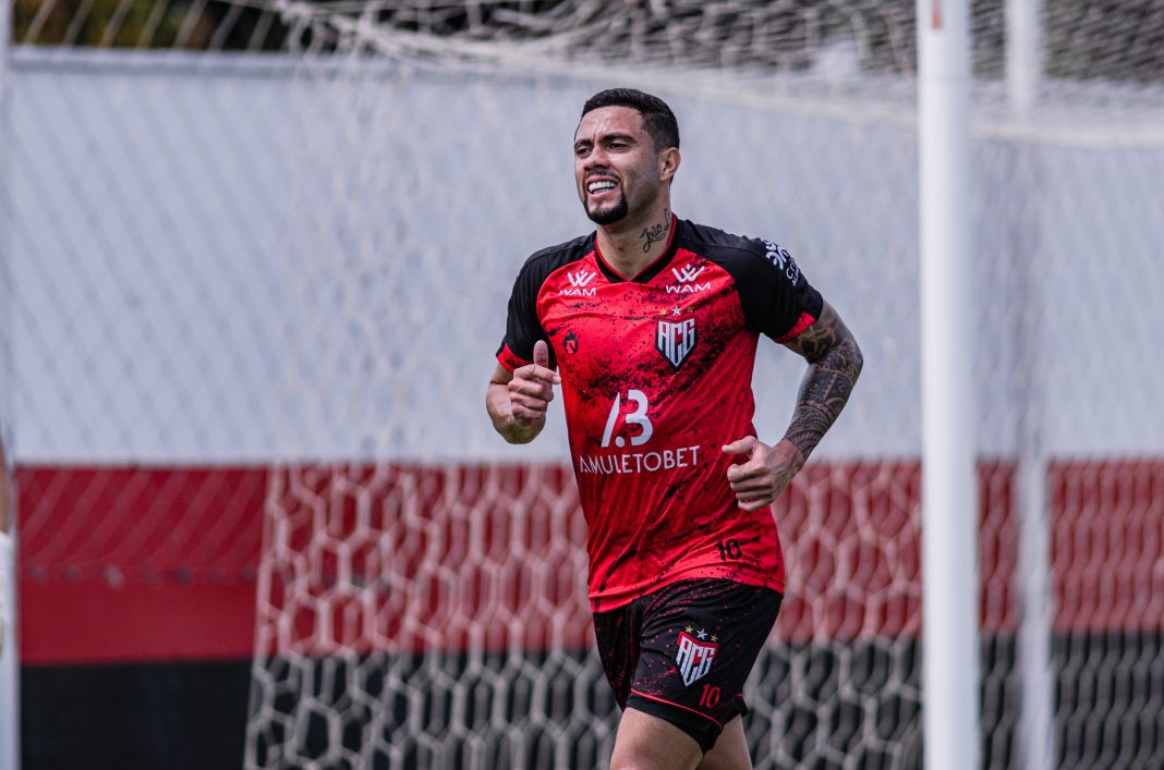 Wellington Rato treinando no CT do Dragão