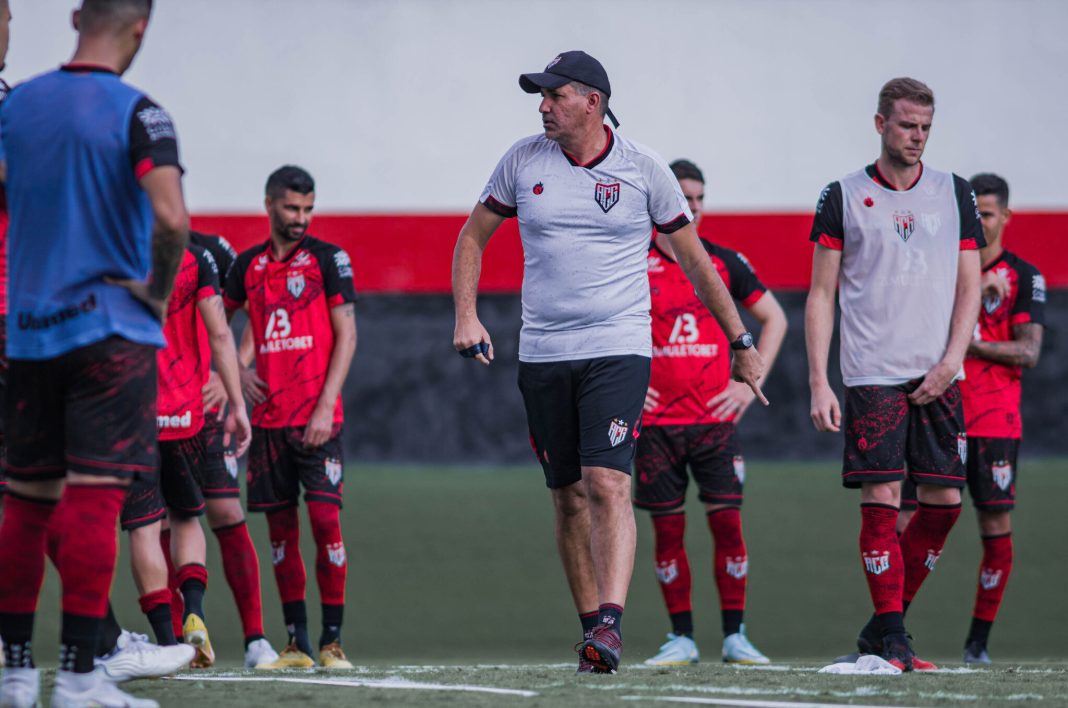 Eduardo Souza comandando treino no CT do Dragão