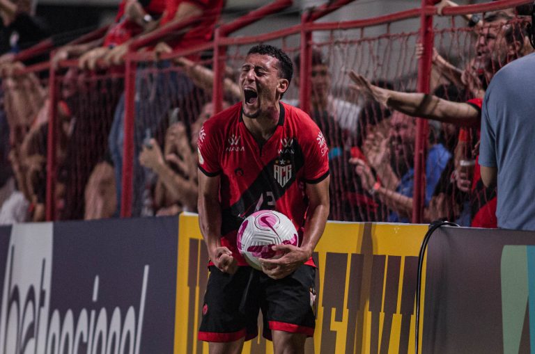 Gabriel Baralhas comemorando gol