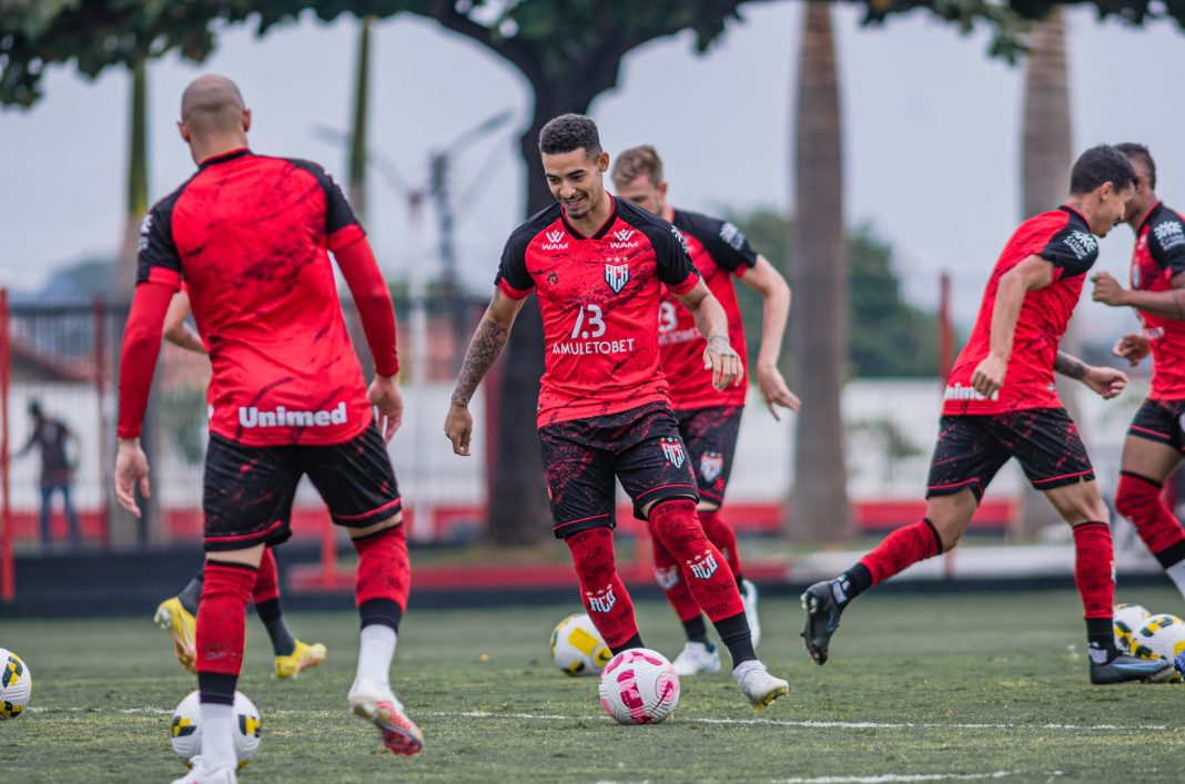 Jefferson durante treinamento no CT do Dragão