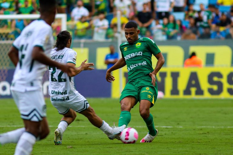 Pedro Raul e Vinícius marcam, Goiás vence o Cuiabá e vai assegurando a permanência na Série A