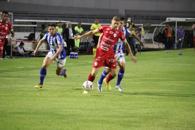 Com dificuldades, Vila Nova é derrotado pelo CSA e perde invencibilidade na Série B