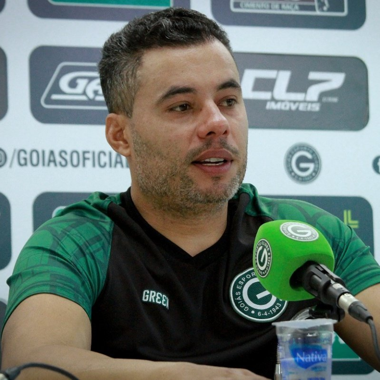 Jair Ventura supera “prazo de validade” e completa seis meses de clube