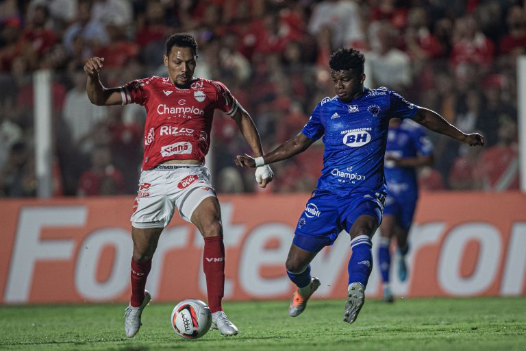 Vila Nova vence o Cruzeiro, chega aos 45 pontos e praticamente sela permanência na Série B