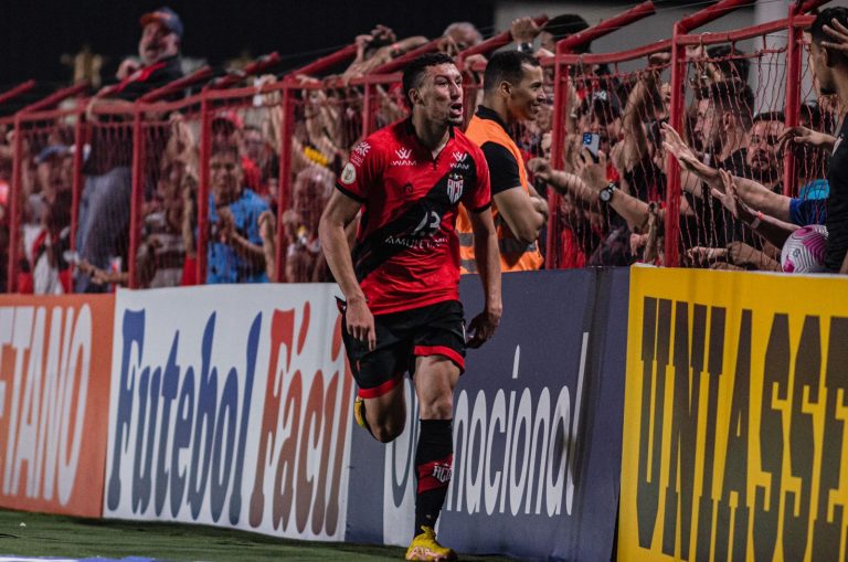 Baralhas comemora sequência de gols e foca na luta contra Z4