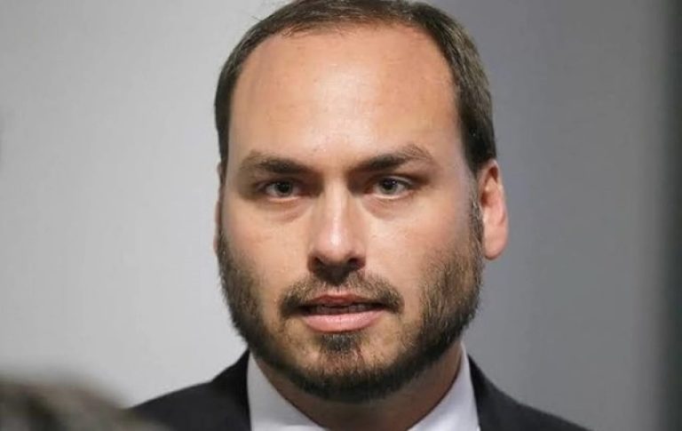 Carlos Bolsonaro passa mal e é atendido em hospital