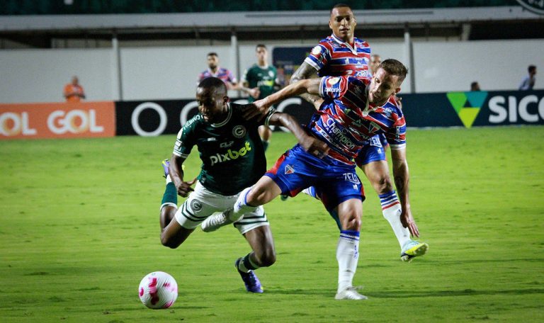 Goiás joga mal, perde para o Fortaleza e chega duas derrotas seguidas em casa