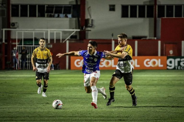 Com gol de pênalti, Vila Nova vence o Criciúma e fica mais próximo da permanência na Série B