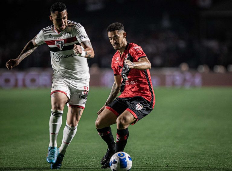 Atlético-GO leva gol no último minuto, perde para o São Paulo e continua na zona