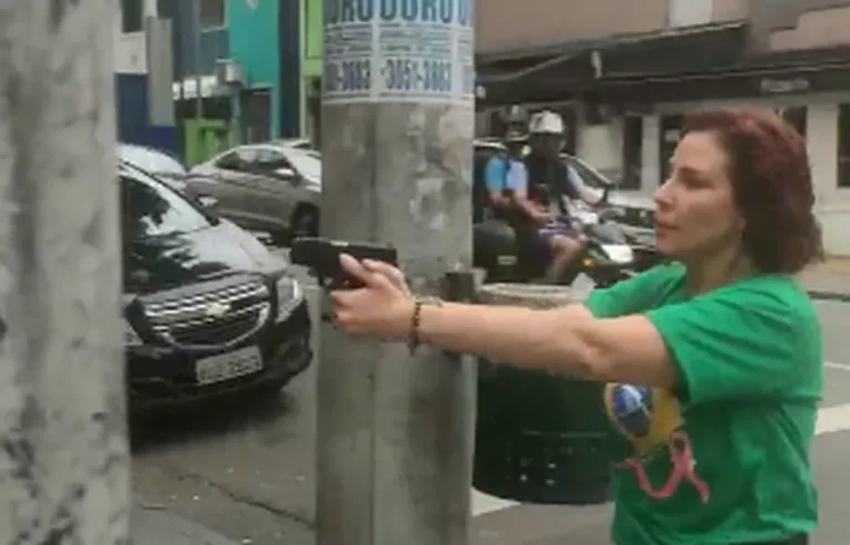 Deputada Zambelli diz que foi agredida e saca arma contra homem neste sábado