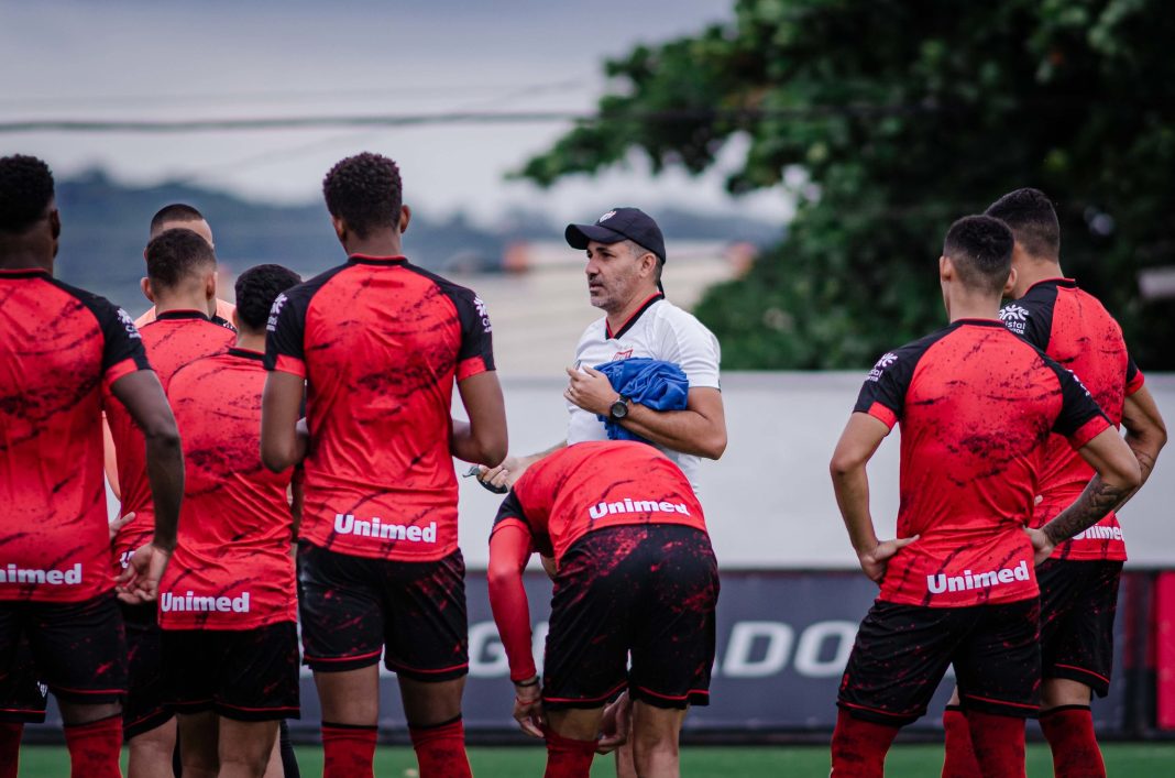 Eduardo Souza passando instrução durante treino