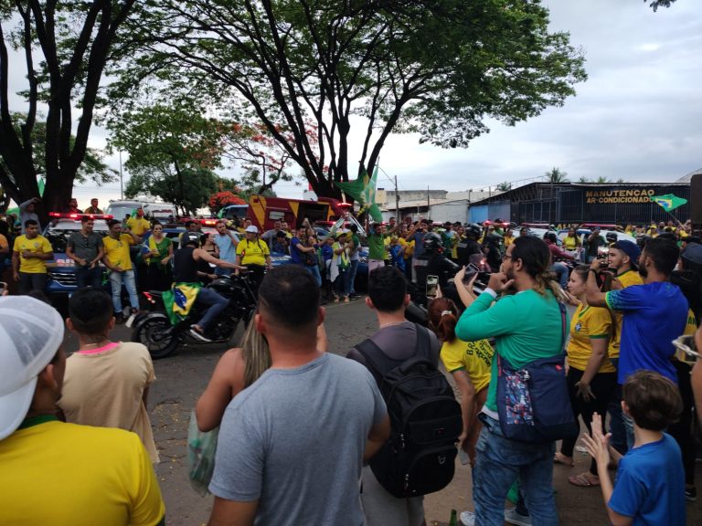 Apoiadores do presidente fazem manifestação em Goiânia, nesta quarta