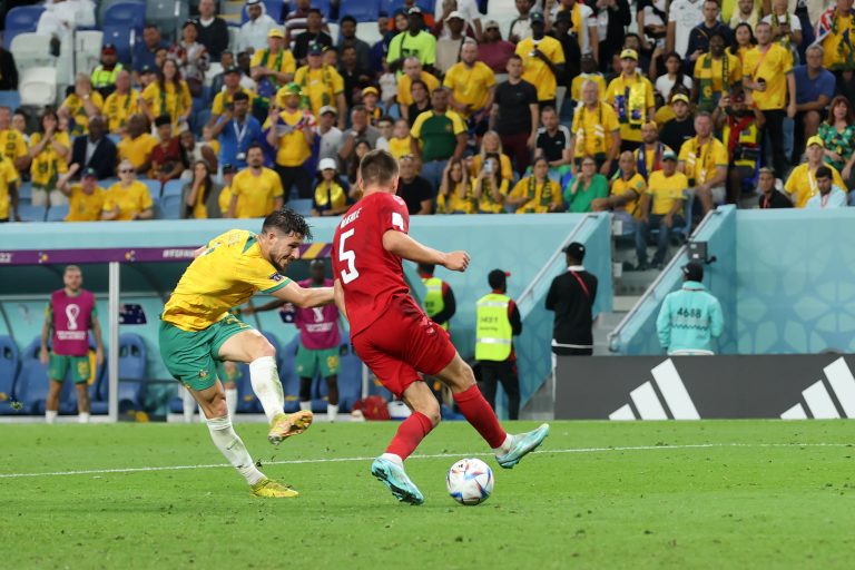 Austrália bate Dinamarca e volta às oitavas de uma Copa após 16 anos
