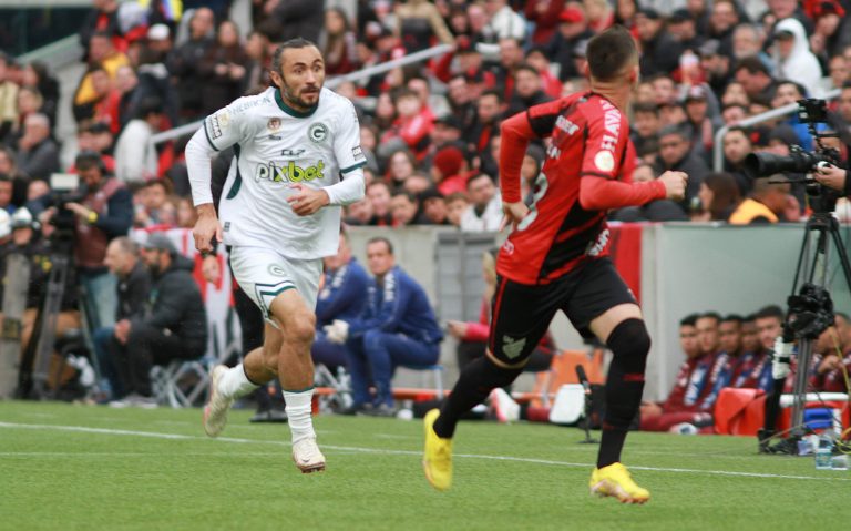 Na Arena da Baixada, Goiás luta, mas não evita derrota para o Furacão