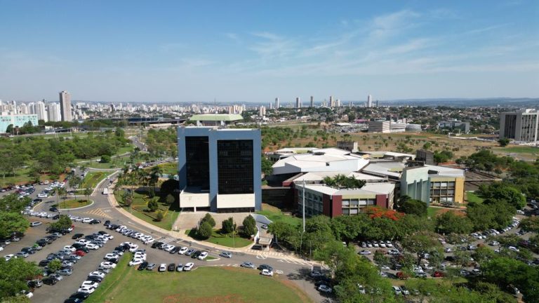 Durante jogos do Brasil, prefeitura de Goiânia terá expediente especial