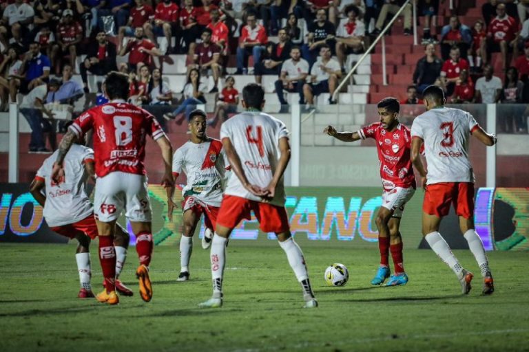 Vila Nova tem dificuldades, mas nos pênaltis, elimina o Real Noroeste-ES e vai às semis da Copa Verde