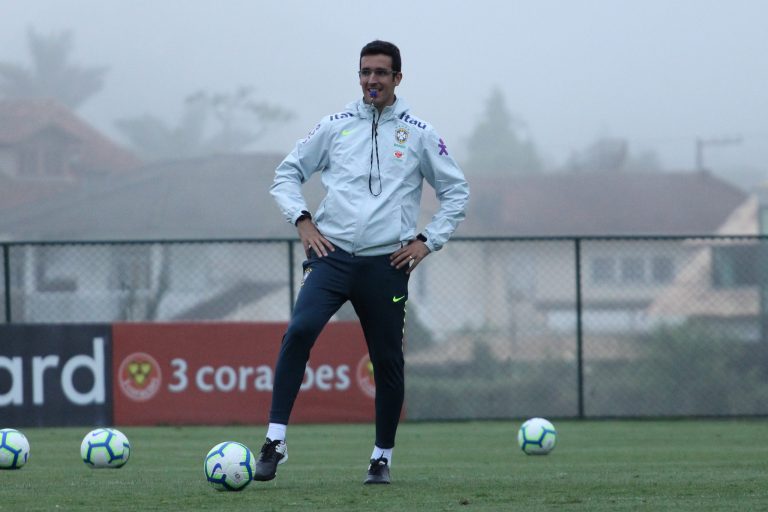 Goiás monitora situação de treinador da base do Palmeiras