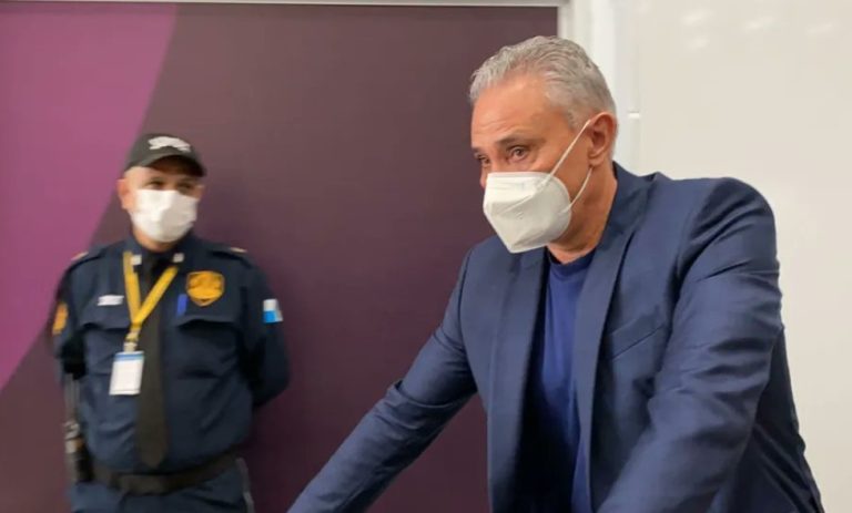 Seleção Brasileira desembarca em silêncio, e Tite é aplaudido em aeroporto