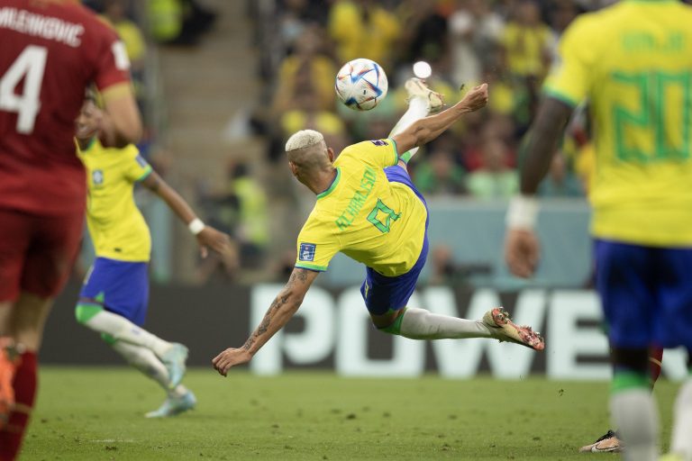 “Meia-bicicleta” de Richarlison é eleito o gol mais bonito da Copa do Mundo