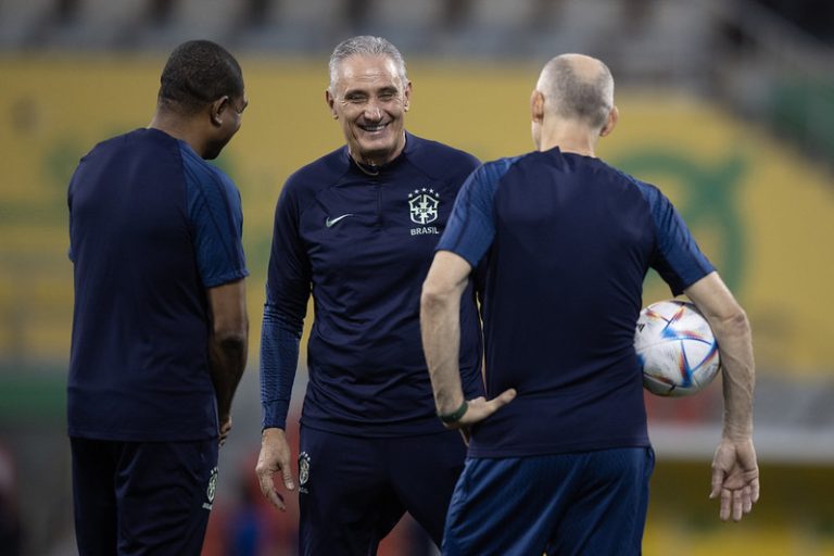 Tite rebate críticas a comemorações do Brasil e diz: se precisar, dança de novo