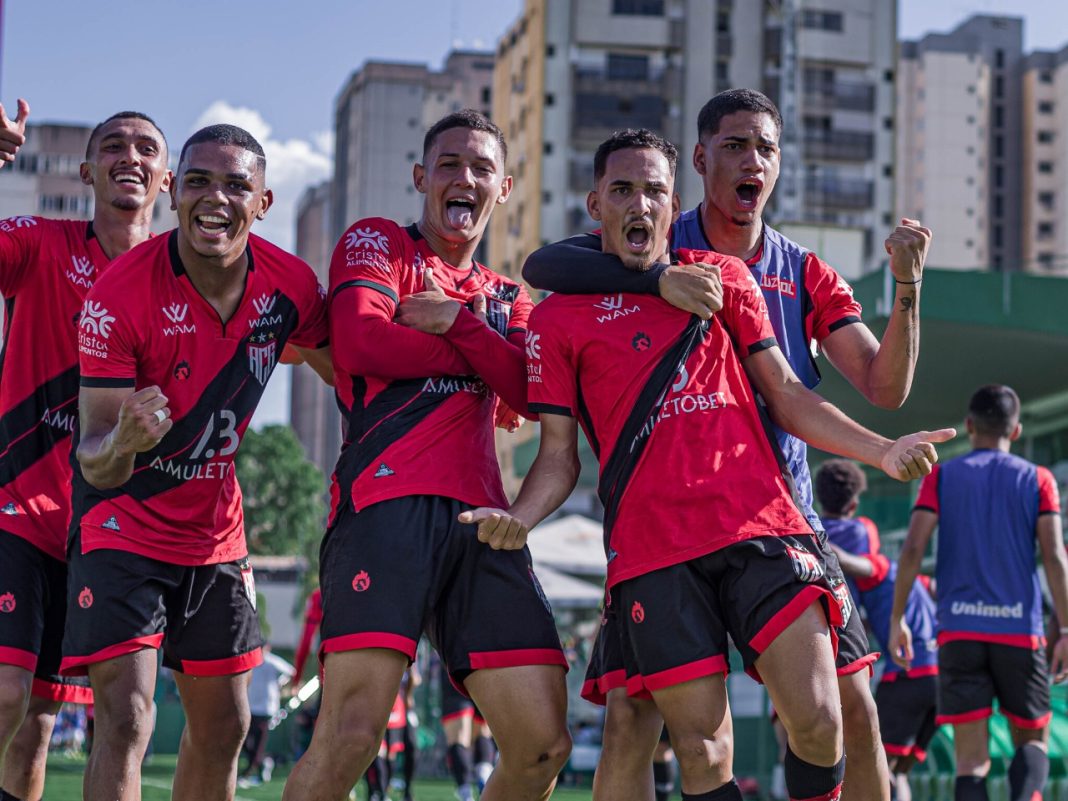 Jogadores do Atlético Goianiense Sub-20 comemorando gol