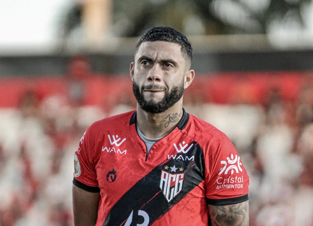 Wellington Rato defendendo o Atlético Goianiense em 2022