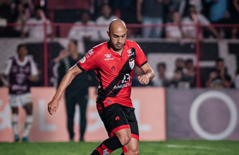 Dudu em ação pelo Atlético Goianiense