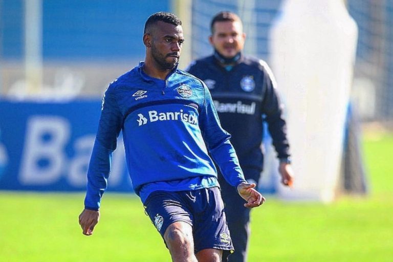 Lateral Leo Gomes durante passagem pelo Grêmio