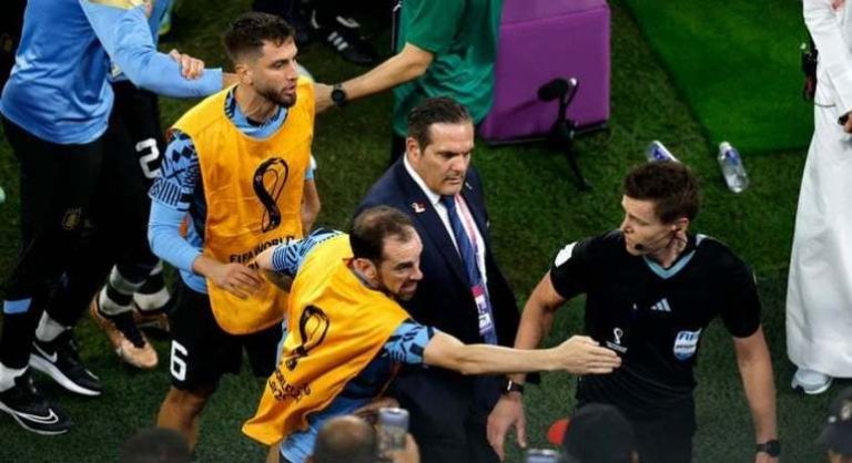 Fifa investiga reclamações de uruguaios a arbitragem após eliminação