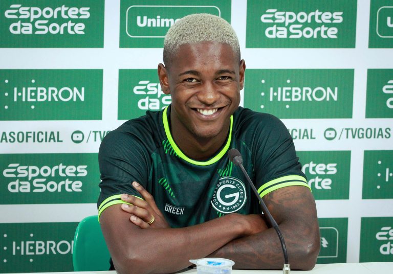 Johnny Lucas celebra estreia com a camisa do Goiás e afirma: “a espera foi dolorosa”