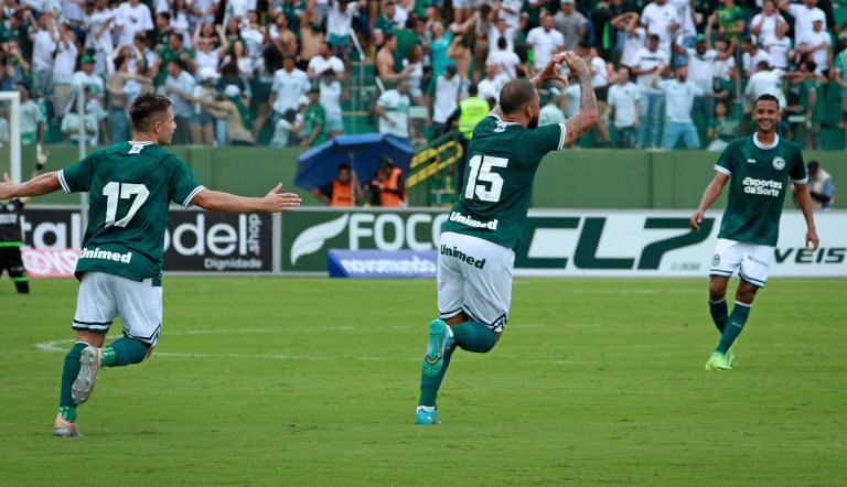Com gol de Felipe Ferreira, Goiás vence e ultrapassa o Vila Nova na tabela