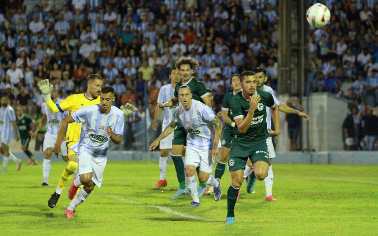 Em jogo de seis gols, Goiás e Crac empatam no Genervino da Fonseca