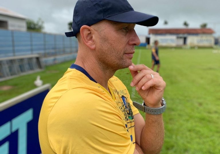 Cai mais um técnico no Goianão