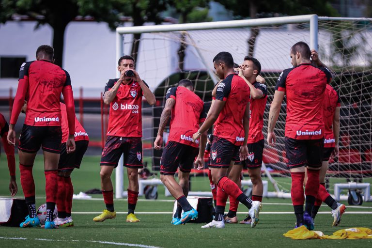 Jogadores do Atlético Goianiense no treinamento